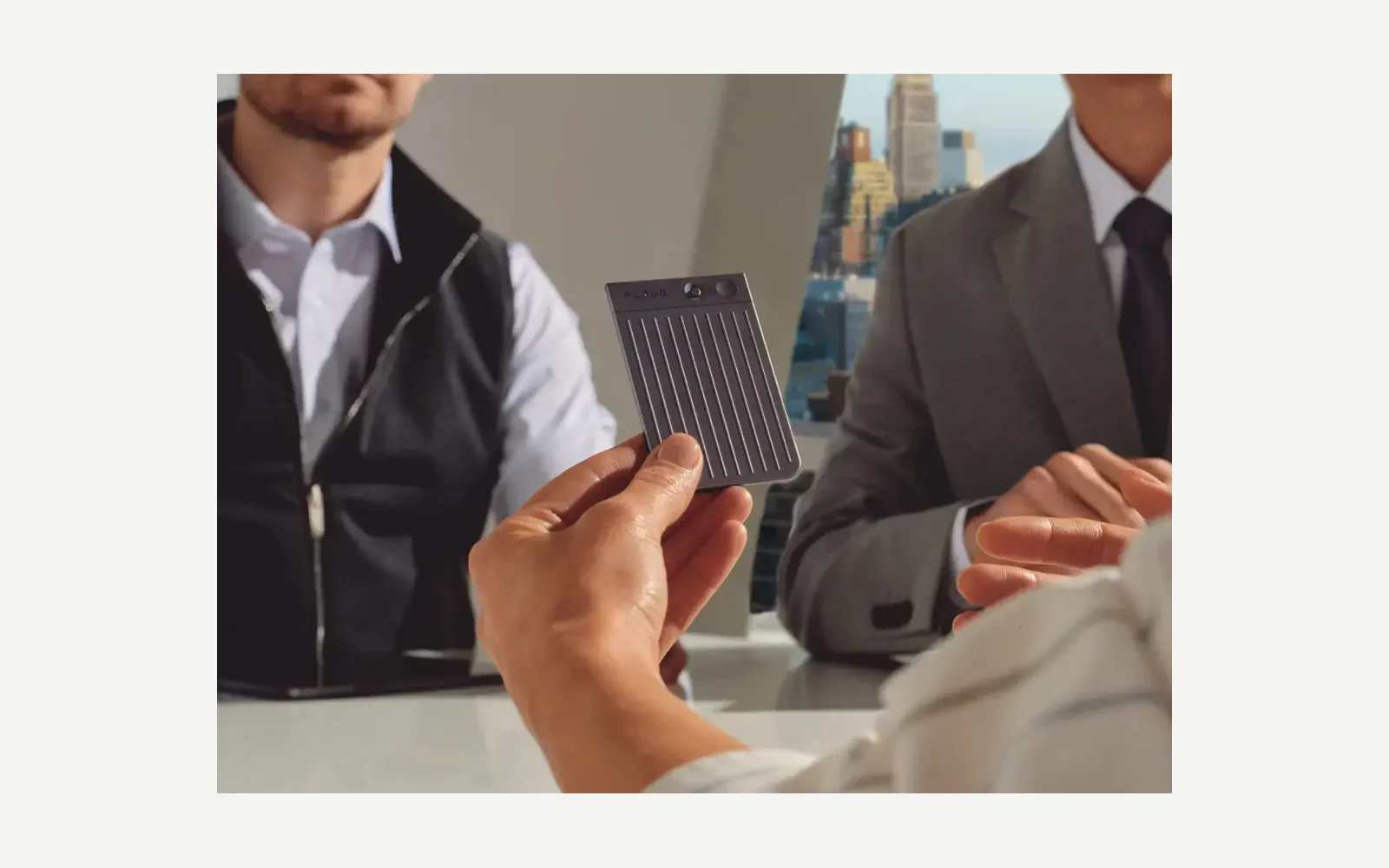 Plaud Note présenté pendant une conversation en personne